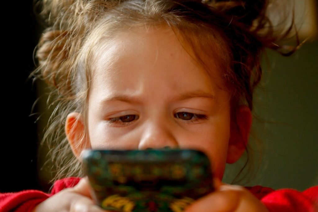 baby girl, kid, children, girl, child, cute, little, portrait, kids, toddler, joy, mobile phone, looking, fun, play, worry, playing, preoccupation, fear, worries, emotion, brown phone, brown mobile, brown fear, brown smartphone, brown telephone, brown fun, mobile phone, mobile phone, worry, worry, worry, worry, worry, preoccupation